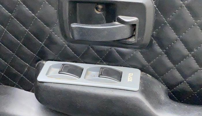 2019 Mahindra Thar CRDE 4X4 AC, Diesel, Manual, 49,750 km, Right front window switch / handle - Master window function not working