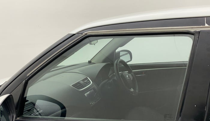 2014 Maruti Swift VXI, CNG, Manual, 88,356 km, Front passenger door - Door visor damaged