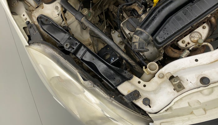 2014 Maruti Swift VXI, CNG, Manual, 88,356 km, Right headlight - Clamp has minor damage