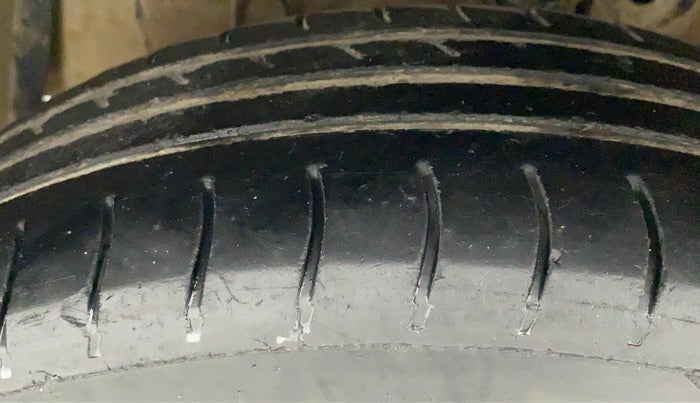 2014 Maruti Swift VXI, CNG, Manual, 88,356 km, Left Front Tyre Tread