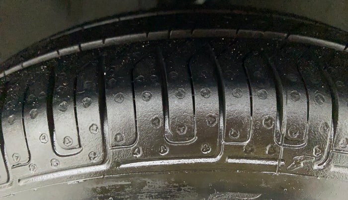 2012 Hyundai i10 MAGNA 1.2 KAPPA2, CNG, Manual, 93,932 km, Right Front Tyre Tread