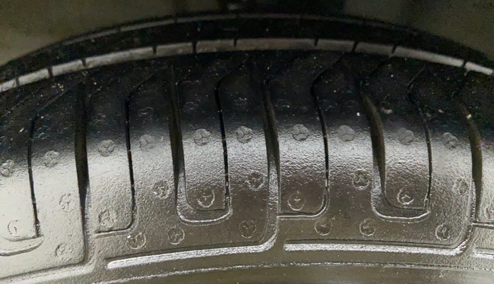 2012 Hyundai i10 MAGNA 1.2 KAPPA2, CNG, Manual, 93,932 km, Left Front Tyre Tread