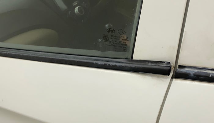 2015 Hyundai Eon SPORTZ, Petrol, Manual, 87,809 km, Front passenger door - Weather strip has minor damage