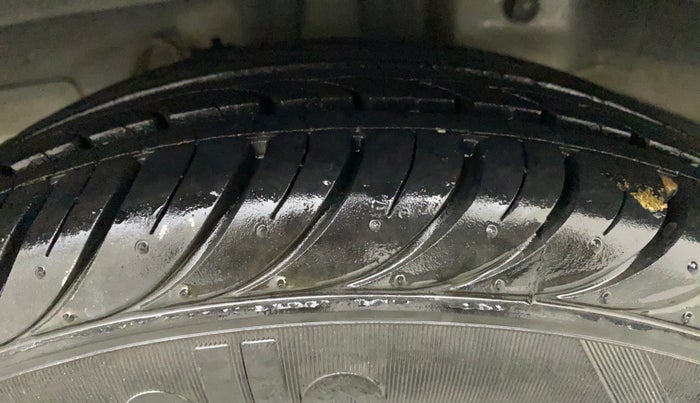 2015 Hyundai Eon SPORTZ, Petrol, Manual, 87,809 km, Right Rear Tyre Tread