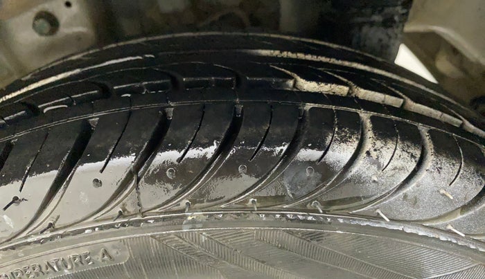 2015 Hyundai Eon SPORTZ, Petrol, Manual, 87,809 km, Left Rear Tyre Tread