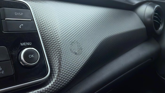 NISSAN KICKS-Dashboard Trim Scratch