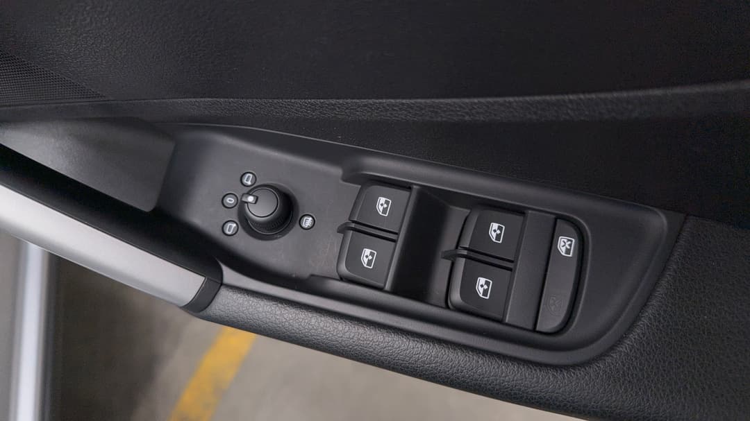2024 Audi Q2 35 Tfsi, Automatic, 14739 km, Drivers Side Door Panel Controls