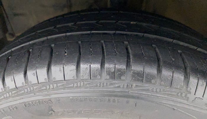 2015 Toyota Etios Liva GD, Diesel, Manual, 90,628 km, Left Front Tyre Tread