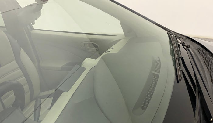 2015 Toyota Etios Liva GD, Diesel, Manual, 90,628 km, Front windshield - Minor spot on windshield