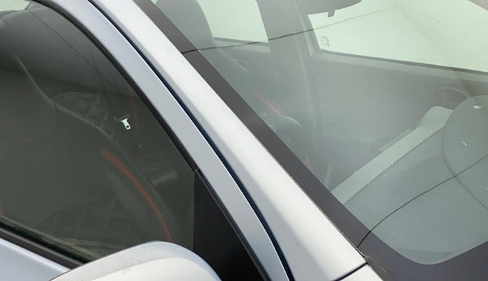 2011 Toyota Etios G, Petrol, Manual, 44,432 km, Right A pillar - Paint is slightly faded