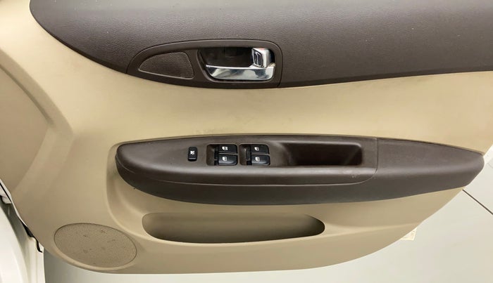 2012 Hyundai i20 MAGNA 1.2, Petrol, Manual, 35,530 km, Driver Side Door Panels Control