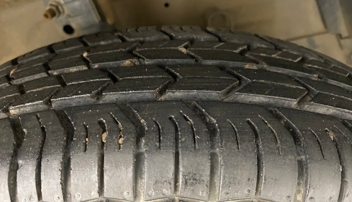 2015 Maruti Swift VXI, Petrol, Manual, 37,046 km, Right Front Tyre Tread