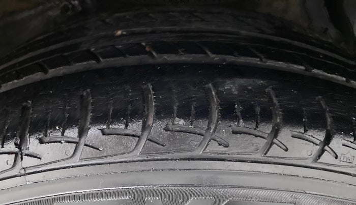 2016 Maruti Ciaz VXI PLUS, Petrol, Manual, 52,743 km, Right Front Tyre Tread