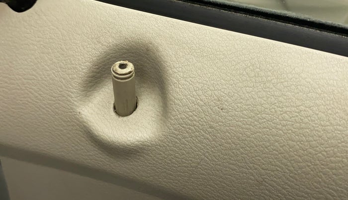 2015 Datsun Go Plus T, Petrol, Manual, 36,773 km, Lock system - Door lock knob has minor damage