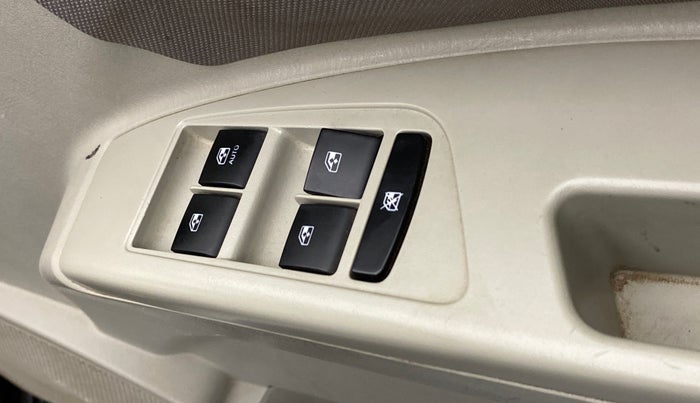 2014 Mahindra Scorpio S10, Diesel, Manual, 71,181 km, Right front window switch / handle - Minor damage