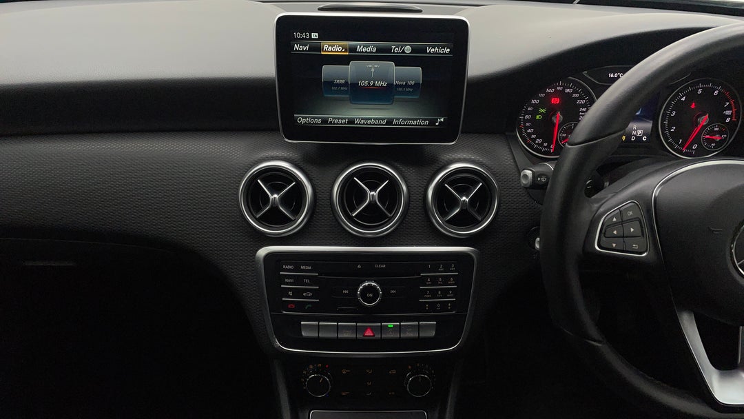 2016 Mercedes-benz A180 A180, Automatic, 107098 km, Center Console