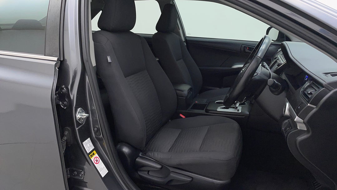 2017 Toyota Camry Rz S.e., Automatic, 81105 km, Right Side Front Door Cabin View