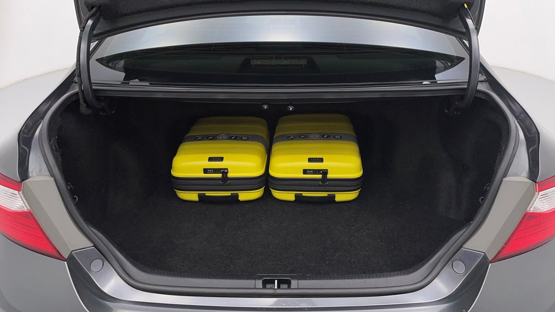 2017 Toyota Camry Rz S.e., Automatic, 81105 km, Boot Inside View with Luggage