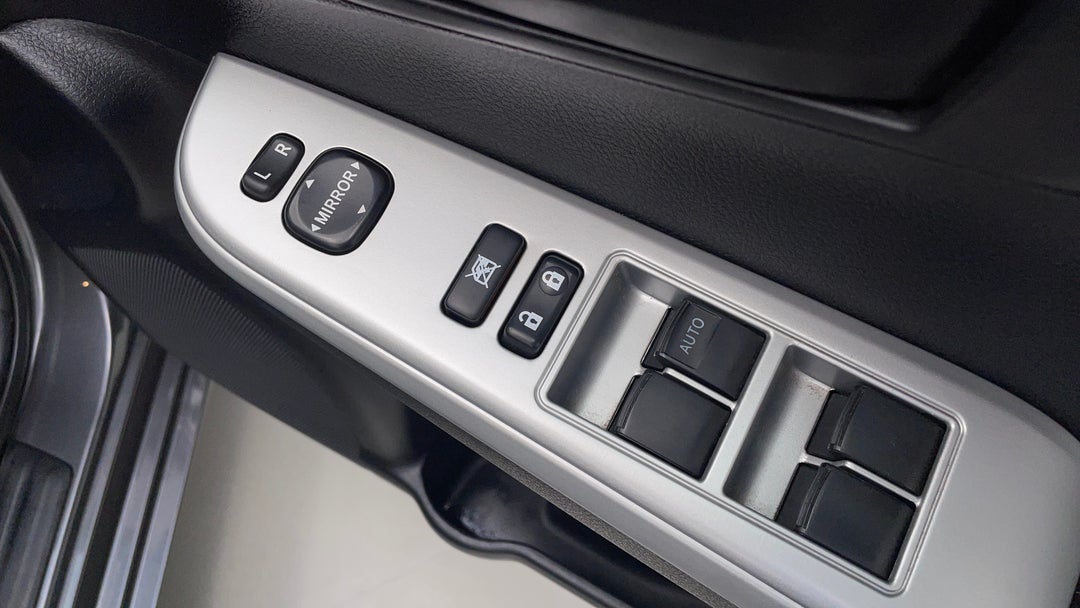 2017 Toyota Camry Rz S.e., Automatic, 81105 km, Drivers Side Door Panel Controls