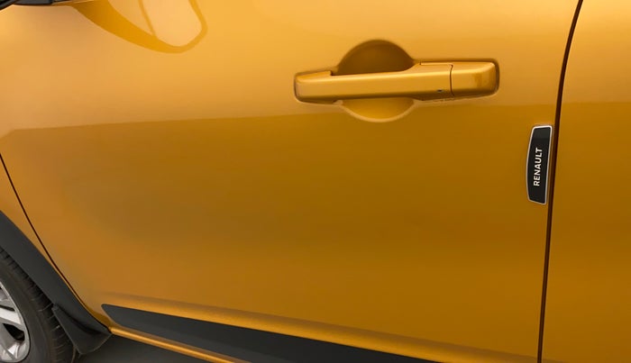 2022 Renault TRIBER RXZ AMT, Petrol, Automatic, 7,135 km, Front passenger door - Slightly dented