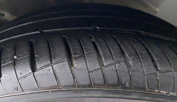 2014 Hyundai Verna FLUIDIC 1.4 CRDI CX, Diesel, Manual, 49,178 km, Left Front Tyre Tread
