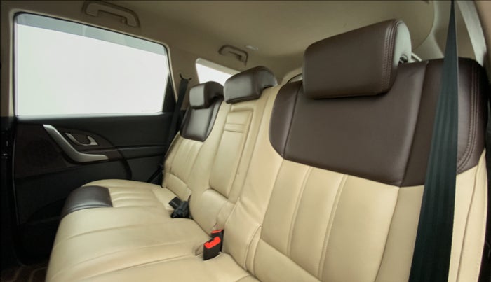 2015 Mahindra XUV500 W6 4X2, Diesel, Manual, 77,326 km, Right Side Rear Door Cabin
