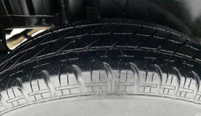 2015 Maruti Swift VXI D, Petrol, Manual, 34,459 km, Right Rear Tyre Tread