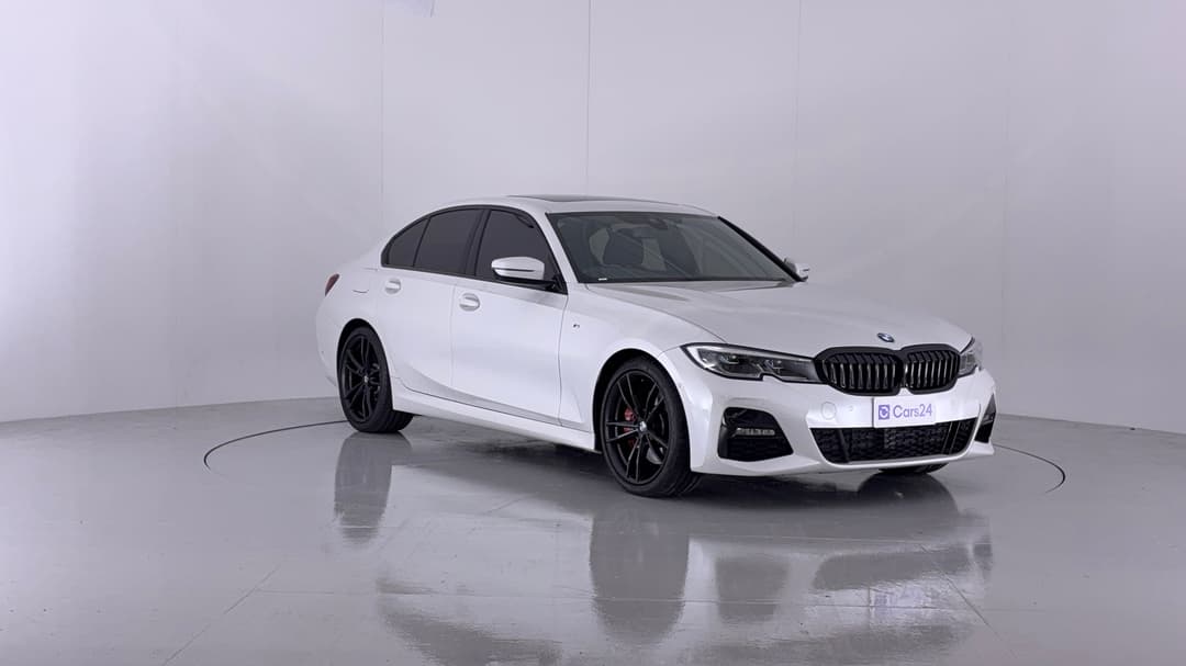 2022 BMW 3 30i M Sport, Automatic, 31816 km, Right Front Diagonal (45- Degree) View