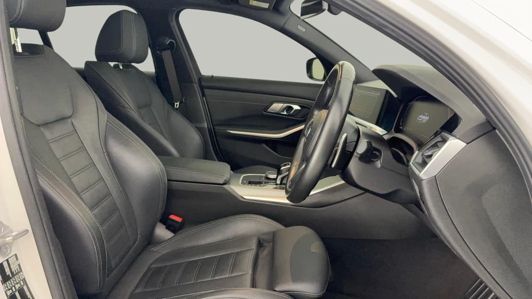 2022 BMW 3 30i M Sport, Automatic, 31816 km, Right Side Front Door Cabin View