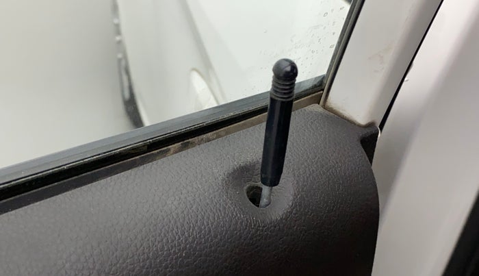 2017 Hyundai Eon SPORTZ, Petrol, Manual, 49,791 km, Lock system - Door lock knob has minor damage