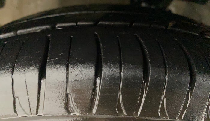2017 Hyundai Eon SPORTZ, Petrol, Manual, 49,791 km, Left Front Tyre Tread