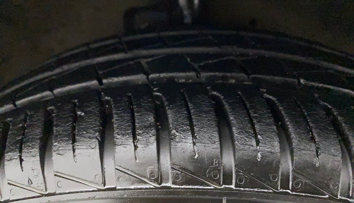 2014 Maruti Celerio VXI AMT, Petrol, Automatic, 1,06,671 km, Right Front Tyre Tread