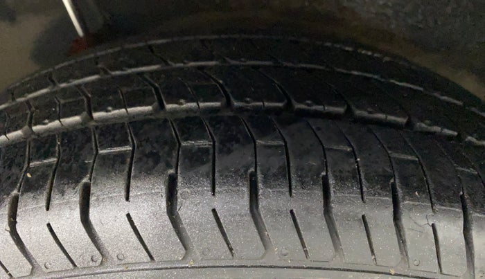 2010 Maruti Ritz ZXI, Petrol, Manual, 70,505 km, Right Rear Tyre Tread