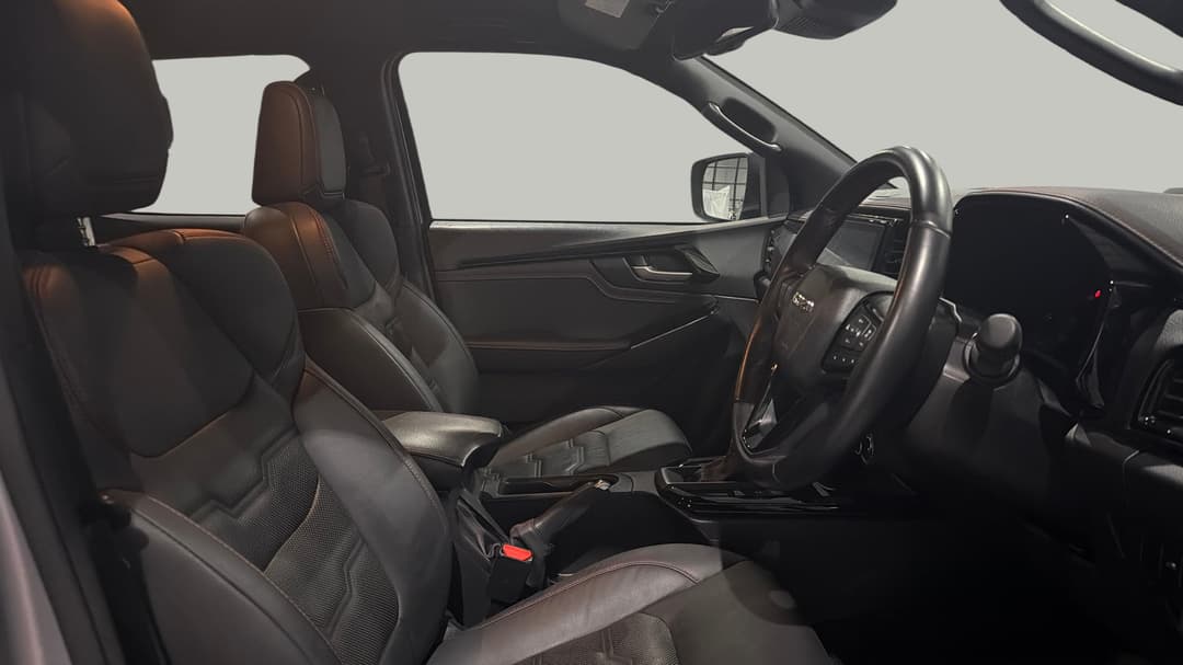 2023 Isuzu D-MAX X-terrain (4x4), Automatic, 57799 km, Right Side Front Door Cabin View