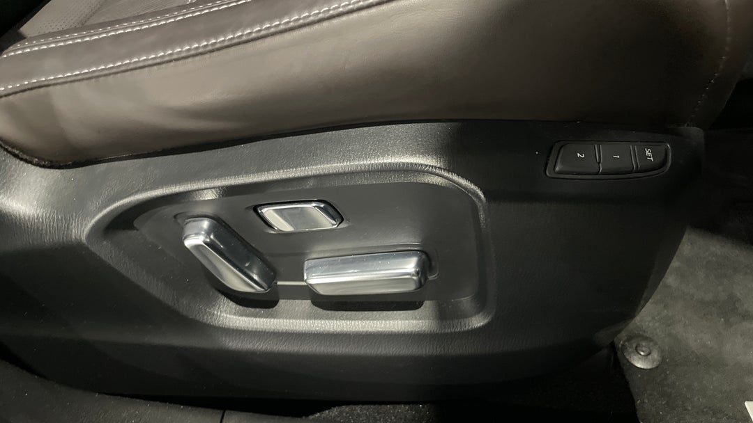 2025 Mazda CX-5 G25 Akera (AWD), Automatic, 7326 km, Drivers Side Adjustment Panel