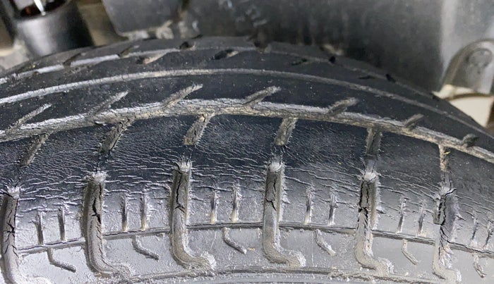 2016 Maruti Swift LXI OPT, Petrol, Manual, 79,267 km, Right Rear Tyre Tread