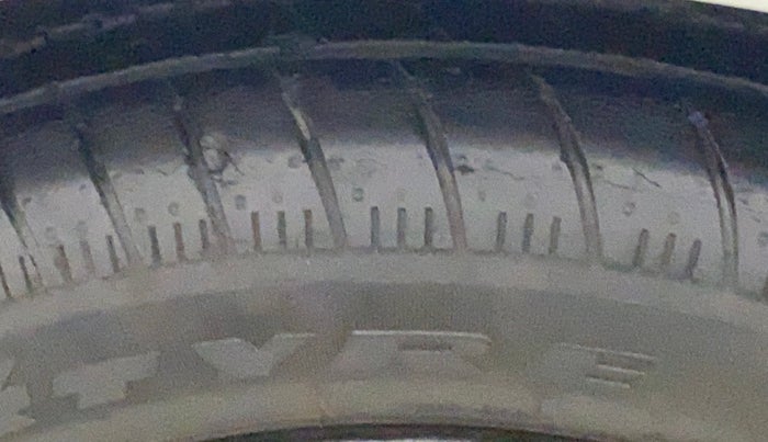 2015 Maruti Celerio VXI, Petrol, Manual, 51,010 km, Left front tyre - Minor crack