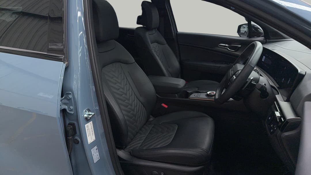 2025 Kia Sportage Gt Line (AWD), Automatic, 28275 km, Right Side Front Door Cabin View