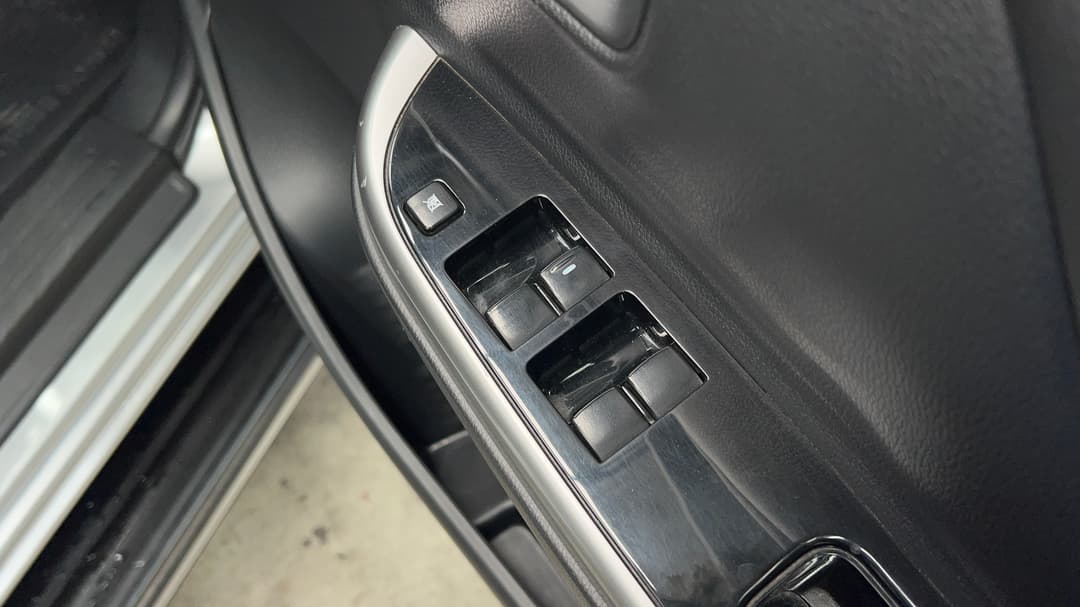 2020 Mitsubishi Triton Gls (4x4), Automatic, 71785 km, Drivers Side Door Panel Controls