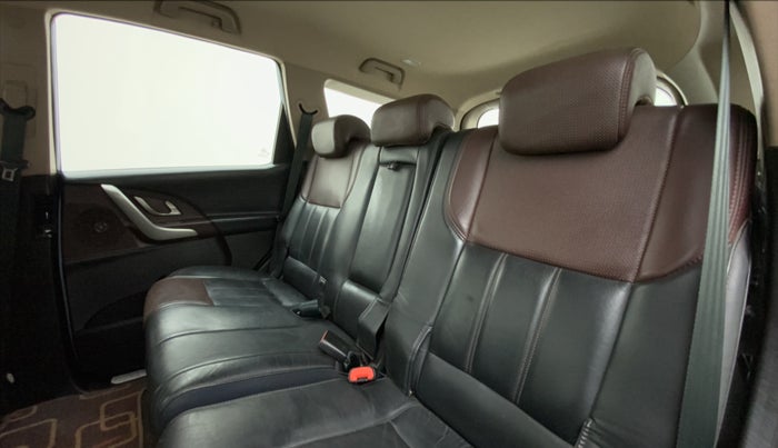 2013 Mahindra XUV500 W8 FWD, Diesel, Manual, 73,303 km, Right Side Rear Door Cabin