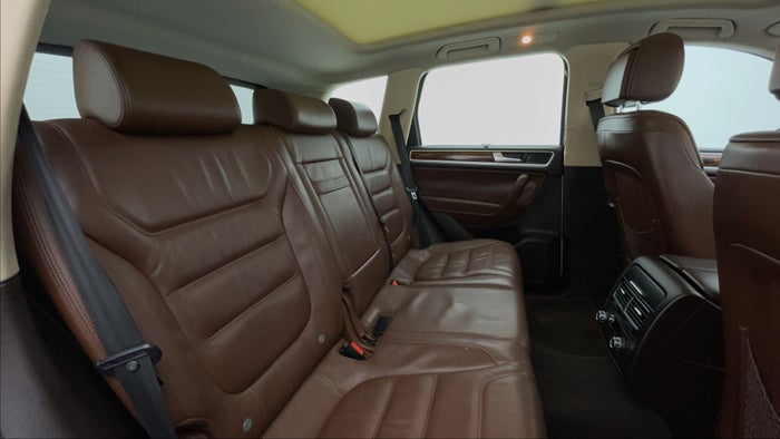 VOLKSWAGEN TOUAREG-Right Side Door Cabin View