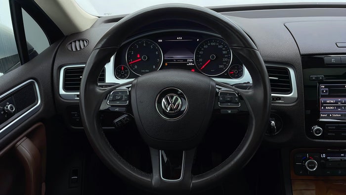VOLKSWAGEN TOUAREG-Steering Wheel Close-up