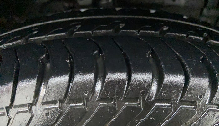 2016 Maruti Swift VXI D, Petrol, Manual, 17,139 km, Right Front Tyre Tread