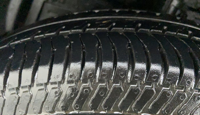 2016 Maruti Swift VXI D, Petrol, Manual, 17,139 km, Left Front Tyre Tread