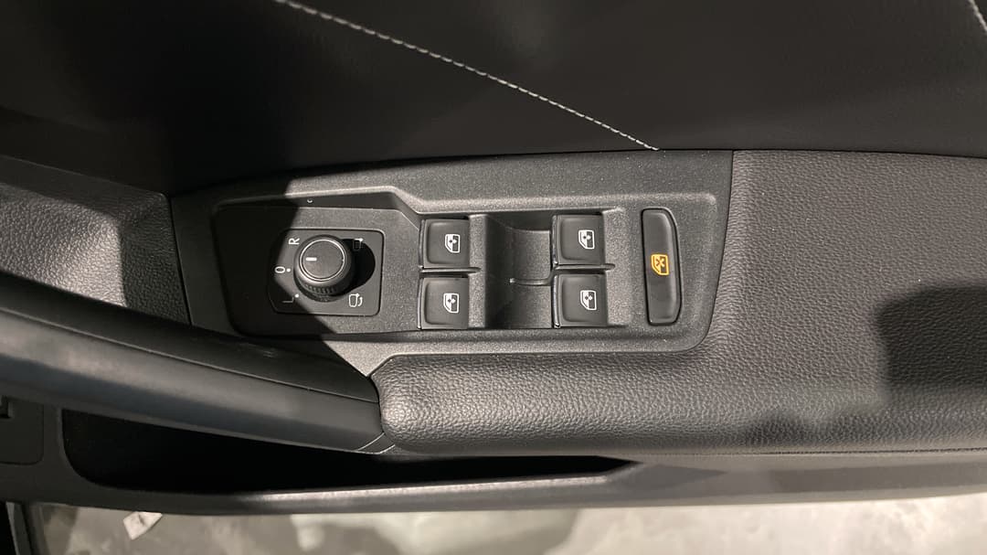 2021 Volkswagen Tiguan 162tsi R-line, Automatic, 69062 km, Drivers Side Door Panel Controls