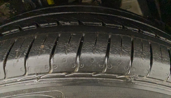 2013 Maruti Ertiga ZDI, Diesel, Manual, 80,117 km, Left Front Tyre Tread