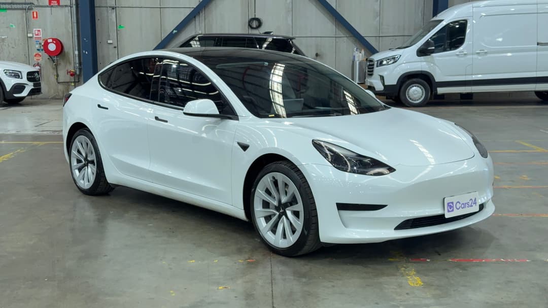 2021 Tesla Model 3 Standard Range Plus RWD, Automatic, 53942 km, Right Front Diagonal (45- Degree) View