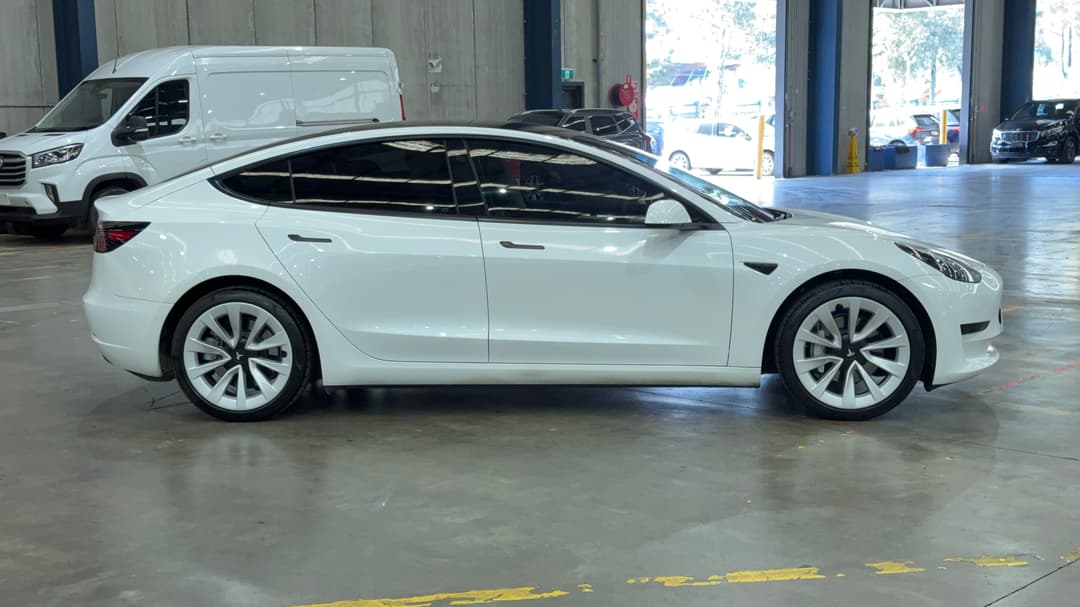 2021 Tesla Model 3 Standard Range Plus RWD, Automatic, 53942 km, Right Side View