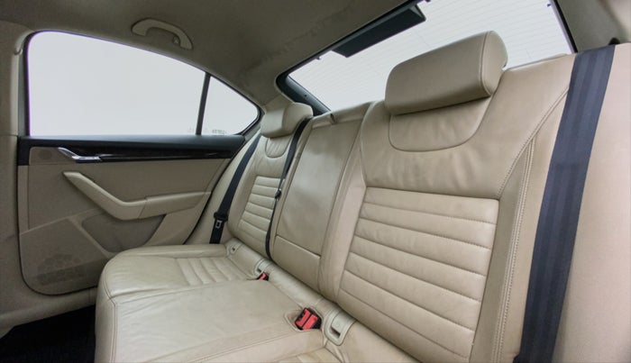2015 Skoda Octavia ELEGANCE 1.8 TSI AT, Petrol, Automatic, 81,801 km, Right Side Rear Door Cabin