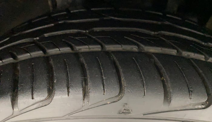 2018 Mahindra MARAZZO M6 8 STR, Diesel, Manual, 18,583 km, Right Front Tyre Tread